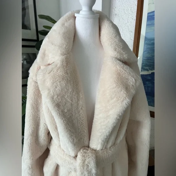 NWT CREAM FAUX FUR COAT - Picture 1 of 5
